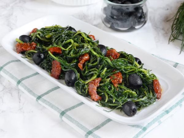 Agretti in padella con pomodori secchi e olive